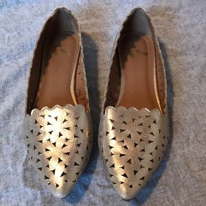 Gold point to flower pattern flats